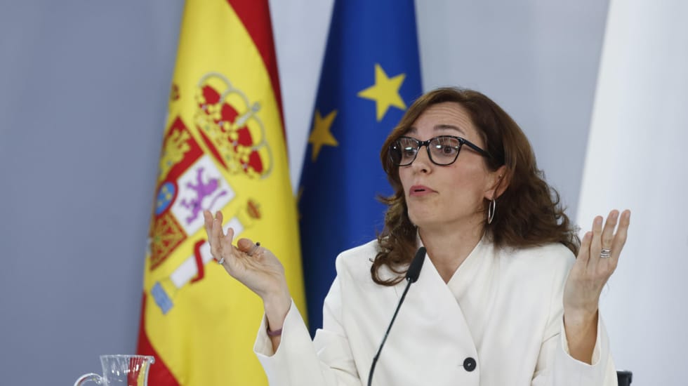 Mónica García y Margarita Robles, sin protocolo 