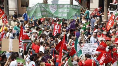 Montero se manifiesta junto a Díaz y los líderes de CCOO y UGT por el día del trabajador y lamenta que la vivienda sea "un bien de lujo"