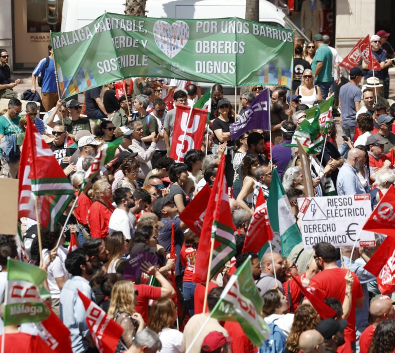Montero se manifiesta junto a Díaz y los líderes de CCOO y UGT por el día del trabajador y lamenta que la vivienda sea "un bien de lujo"