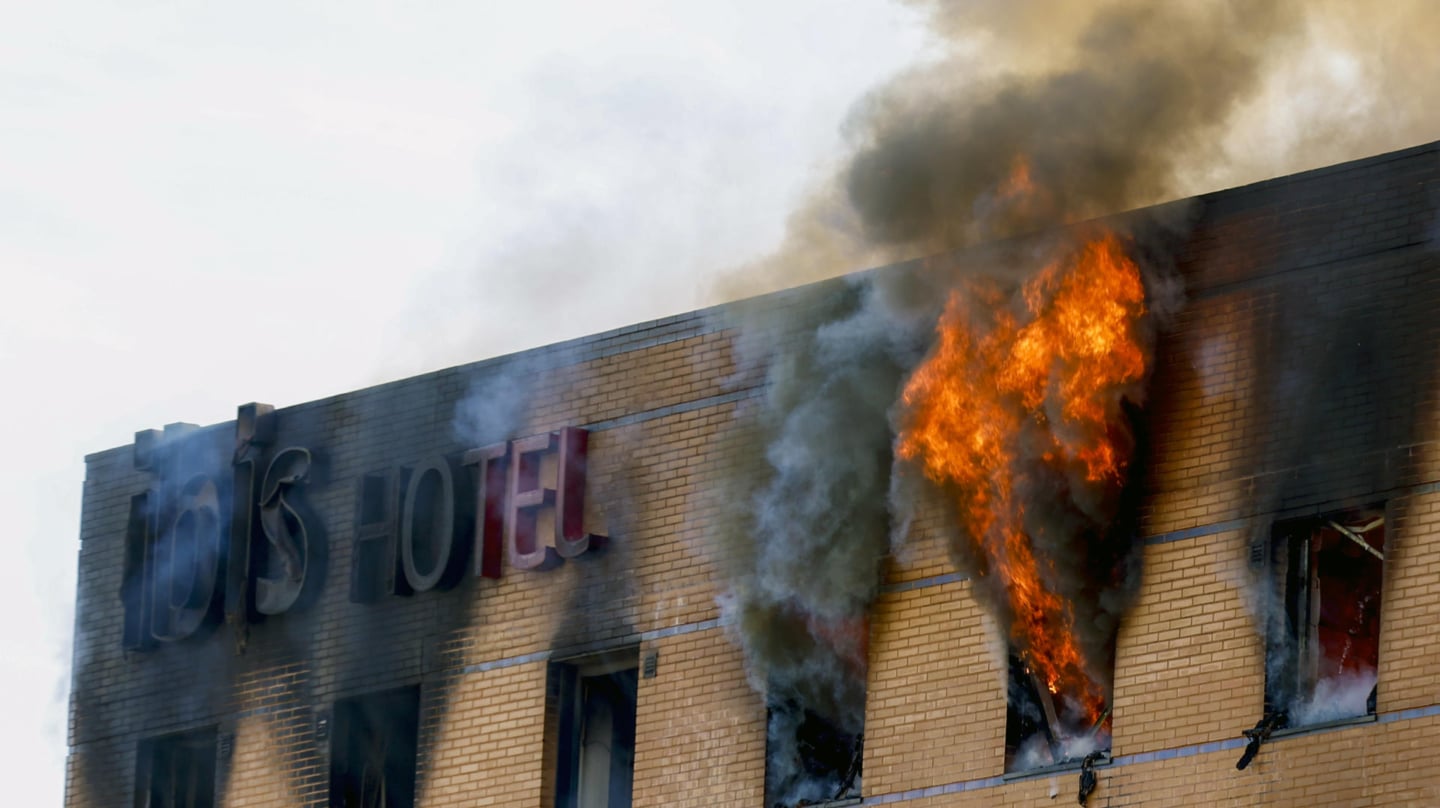 Un incendio en un hotel de Málaga obliga a reforzar el dispositivo de extinción tras reavivarse