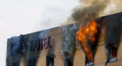Un incendio en un hotel de Málaga obliga a reforzar el dispositivo de extinción tras reavivarse