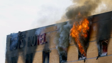 Un incendio en un hotel de Málaga obliga a reforzar el dispositivo de extinción tras reavivarse