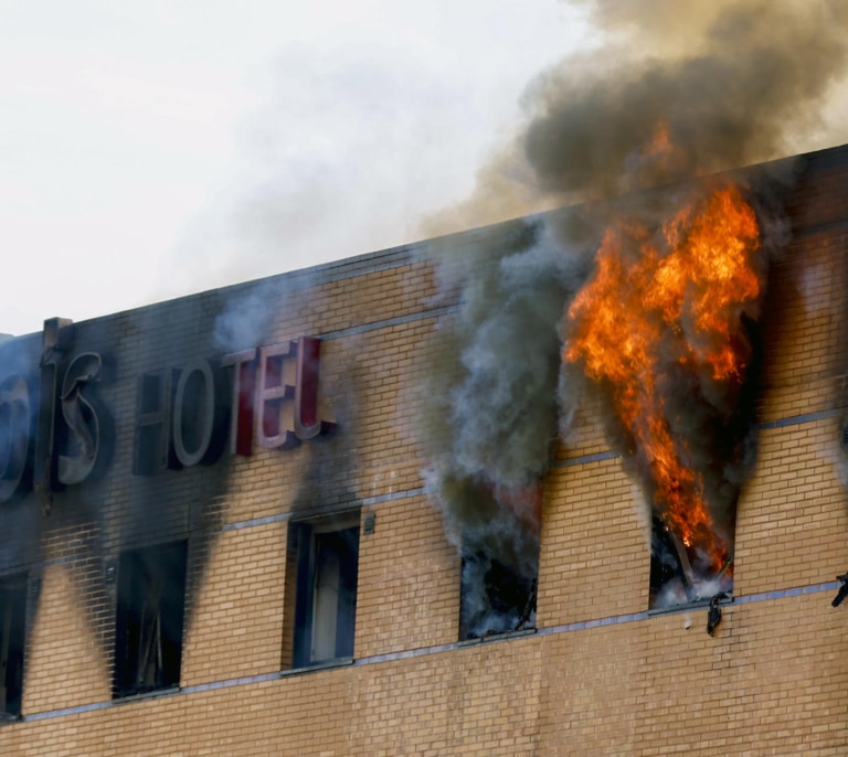 Un incendio en un hotel de Málaga obliga a reforzar el dispositivo de extinción tras reavivarse