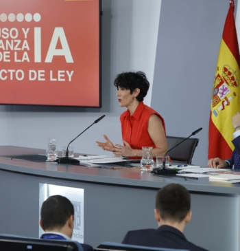 El Gobierno se escuda en el aval judicial y el control interno [...]