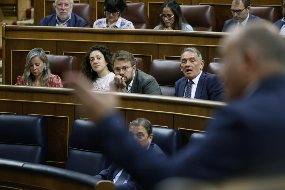 Los diputados de Sumar, de izquierda a derecha, Verónica Martínez (portavoz), Aina Vidal (Comuns), Alberto Ibáñez (Compromís) y Enrique Santiago (IU), escuchan al secretario general del PP, Miguel Tellado, acusar a su confluencia de comulgar con la corrupción del PSOE por sostenerlo en el Gobierno