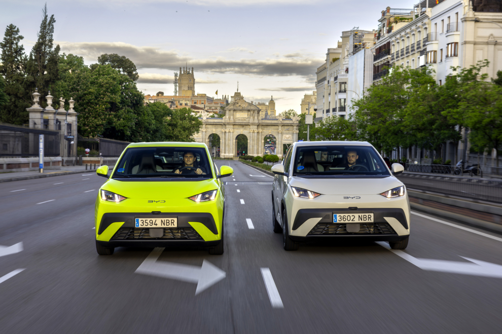 Dos coches modelo Dolphin Surf de BYD circulan por Madrid.