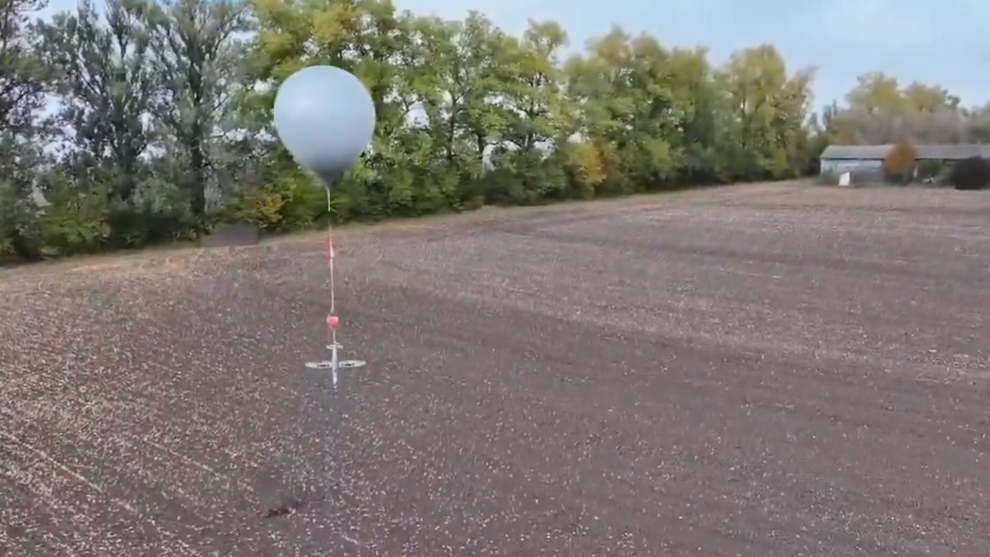 Un dron Hornet se eleva atado a un globo.