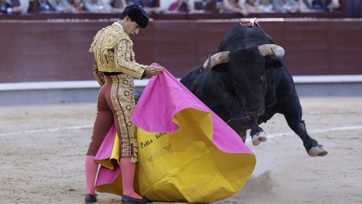 Pablo Aguado torea a la verónica en Las Ventas.