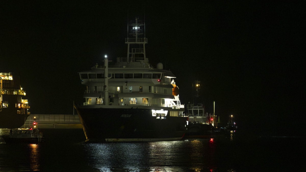 El crucero neerlandés MV Hondius, que ha sufrido un brote de hantavirus a bordo durante su travesía por el Atlántico Sur, ha entrado a las 6.05 horas de Canarias (5.05 GMT) en el puerto de Granadilla de Abona (sur de Tenerife).