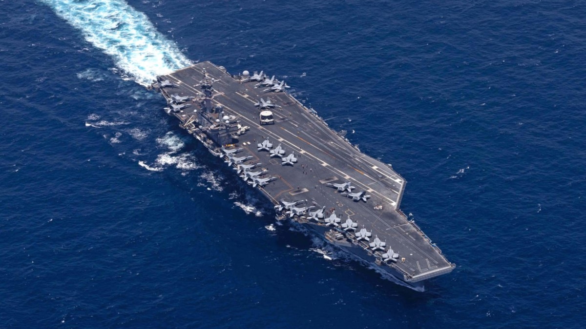 El USS George H.W. Bush navega por el mar Arábigo.