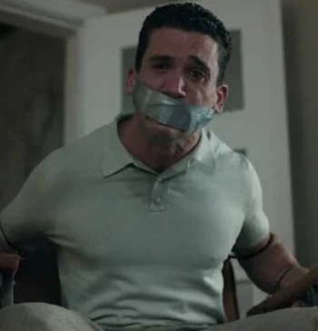 Escena de Jaime Lorente en 'La silla', la nueva película de terror psicológico dirigida por Ángel de la Cruz