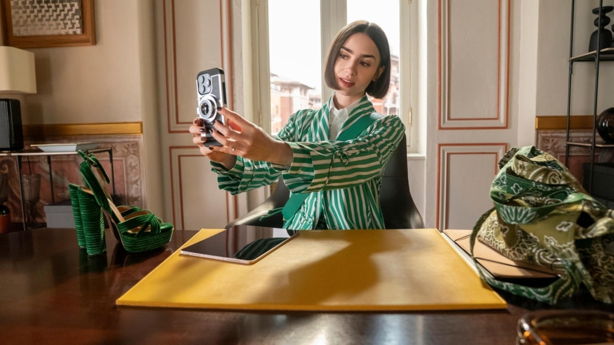 Escena de Lily Collins en 'Emily in Paris'