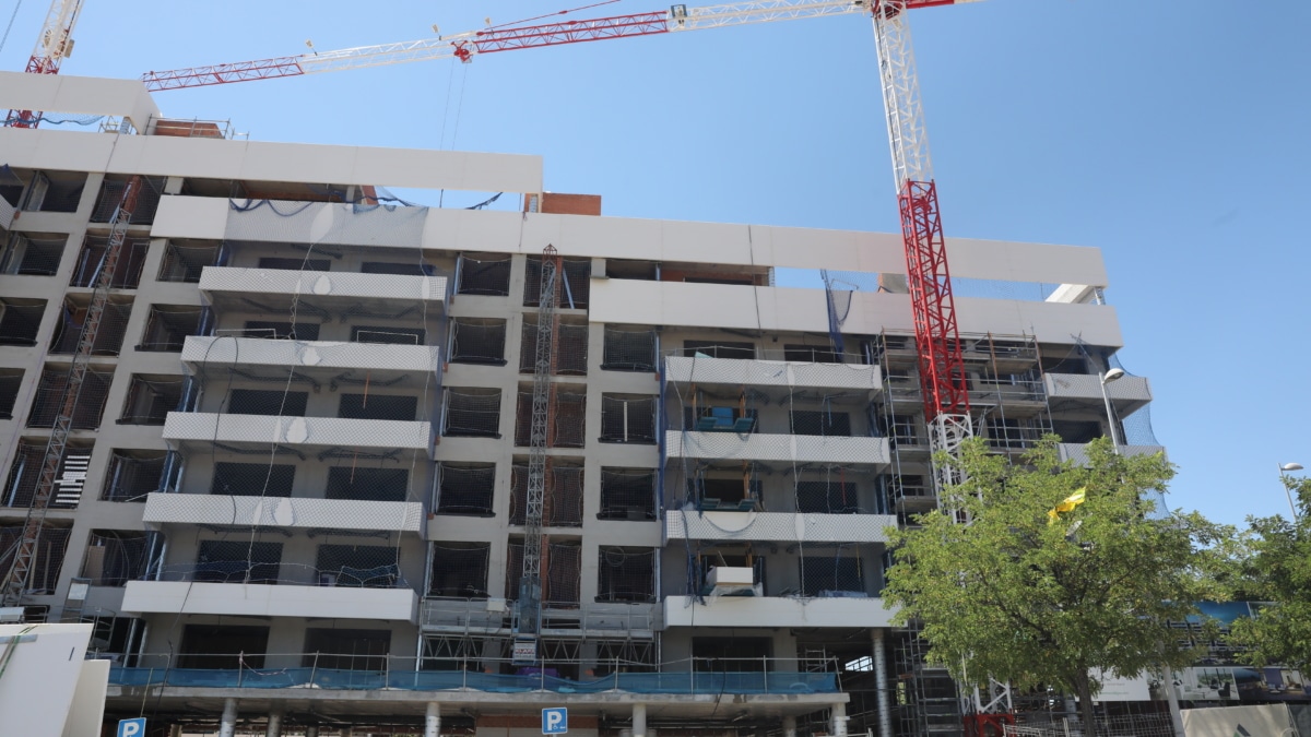 Un edificio de viviendas en construcción.
