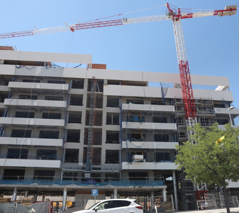 Comprar una casa requiere ya 83.000 euros de ahorro para entrada y gastos en ciudades como Madrid