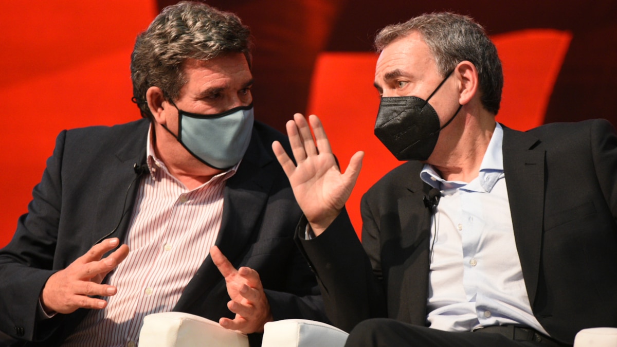 El actual gobernador del Banco de España, José Luis Escrivá (i), y el expresidente del Gobierno José Luis Rodríguez Zapatero, en una imagen de octubre de 2021.