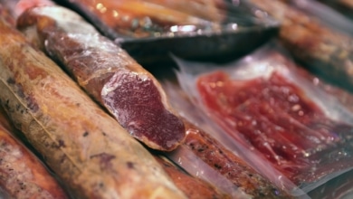 Chorizo "de primera", mortadela, salchichón o zumo envasado así es el menú para los detenidos en Plaza Castilla