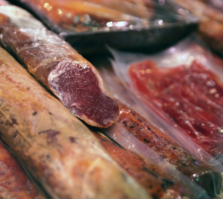 Chorizo "de primera", mortadela, salchichón o zumo envasado: así es el menú para los detenidos en Plaza Castilla