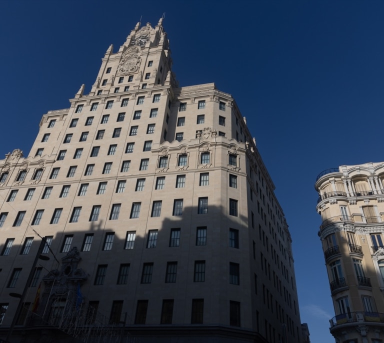 Un pequeño rascacielos a la americana en el corazón de Madrid: la historia del casi centenario Edificio Telefónica que quiere comprar Tomás Olivo