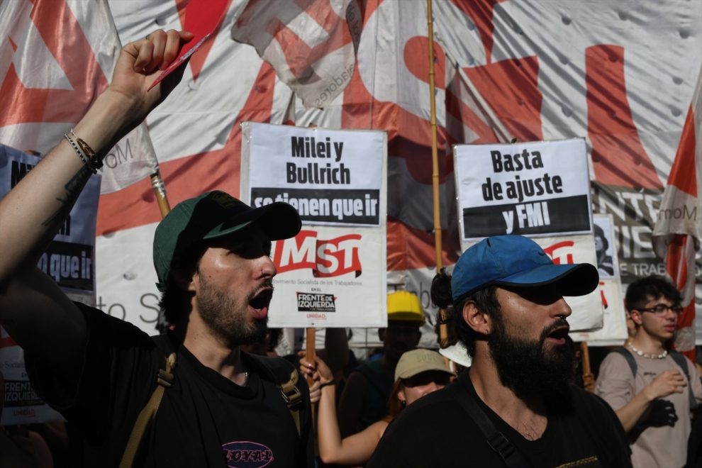 Manifestación de jubilados en contra de los recortes del Gobierno de Milei