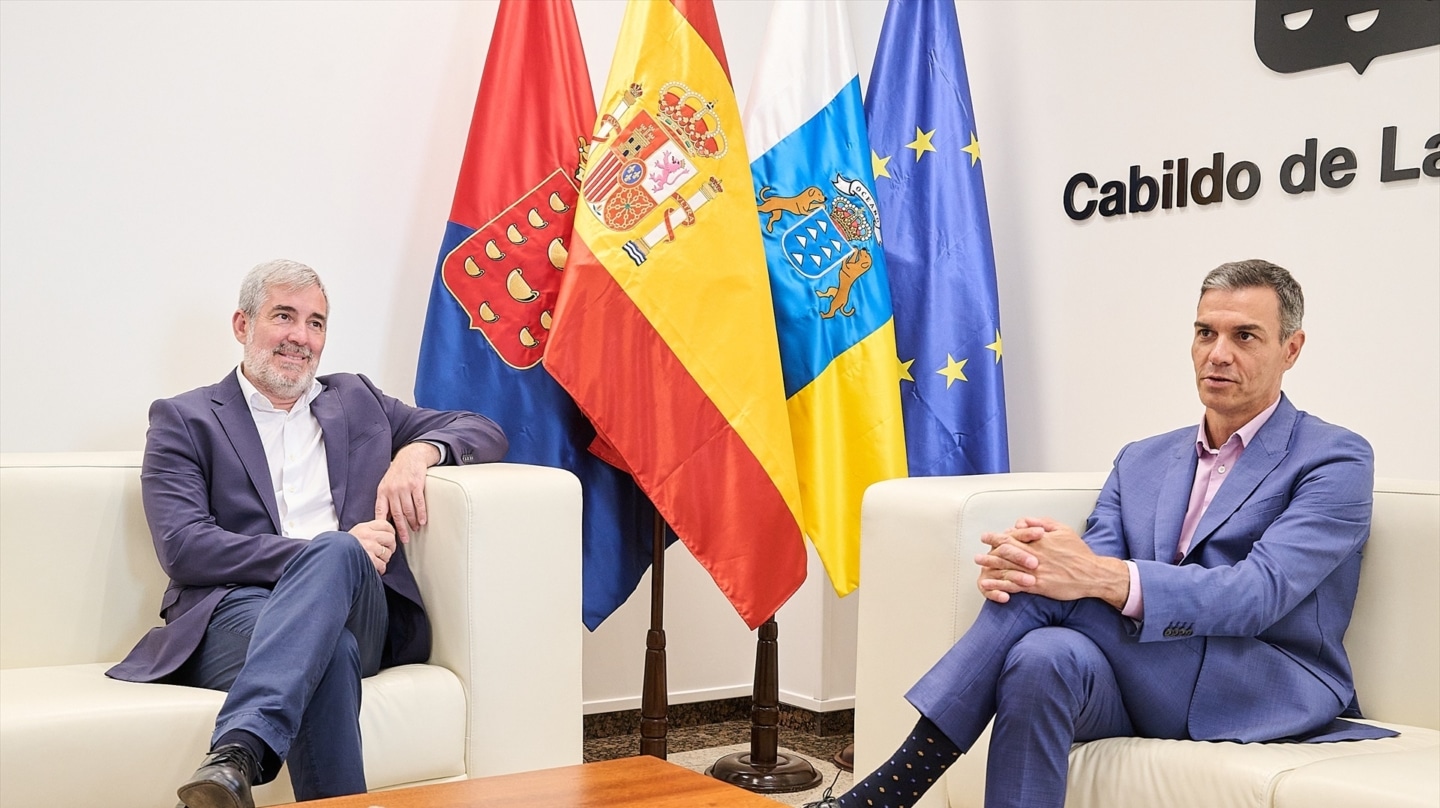 Sánchez y Clavijo conversan por teléfono sobre la gestión del crucero con brote de hantavirus