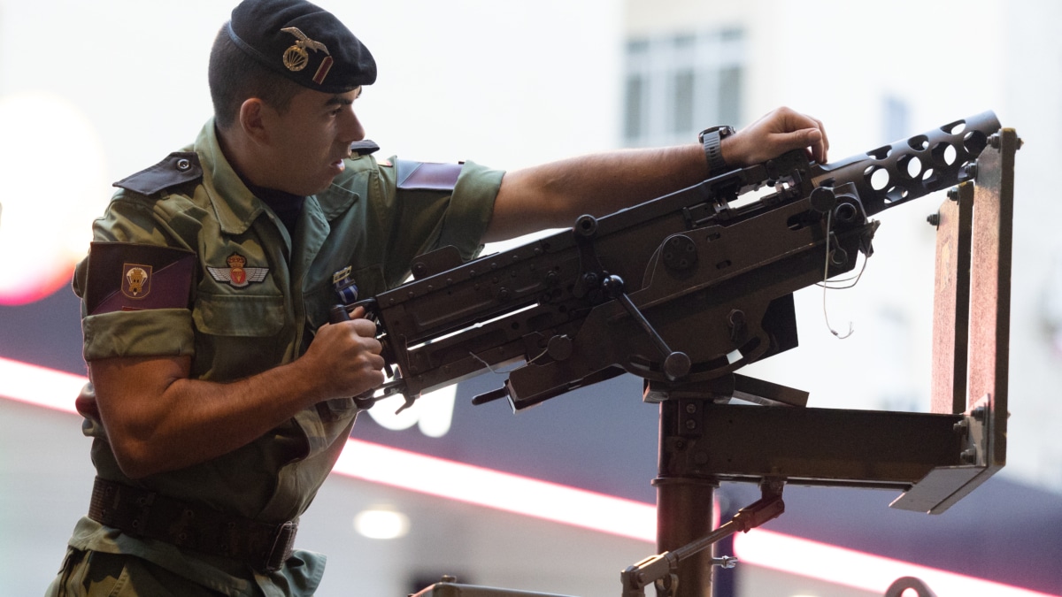 Paracaidista montando una ametralladora Browning en el desfile militar por el 12 de octubre.