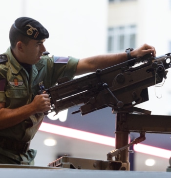El Gobierno busca flexibilizar la exportación de armas españolas