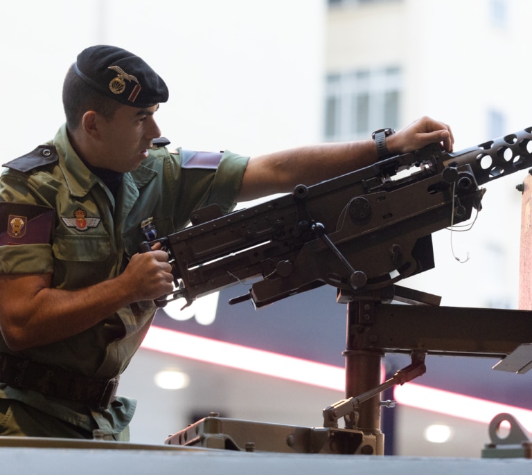 El Gobierno quiere flexibilizar la exportación de armas españolas