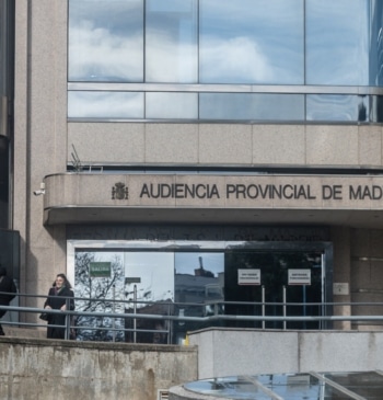El capitán que asesinó a su mujer pide una eximente por el [...]