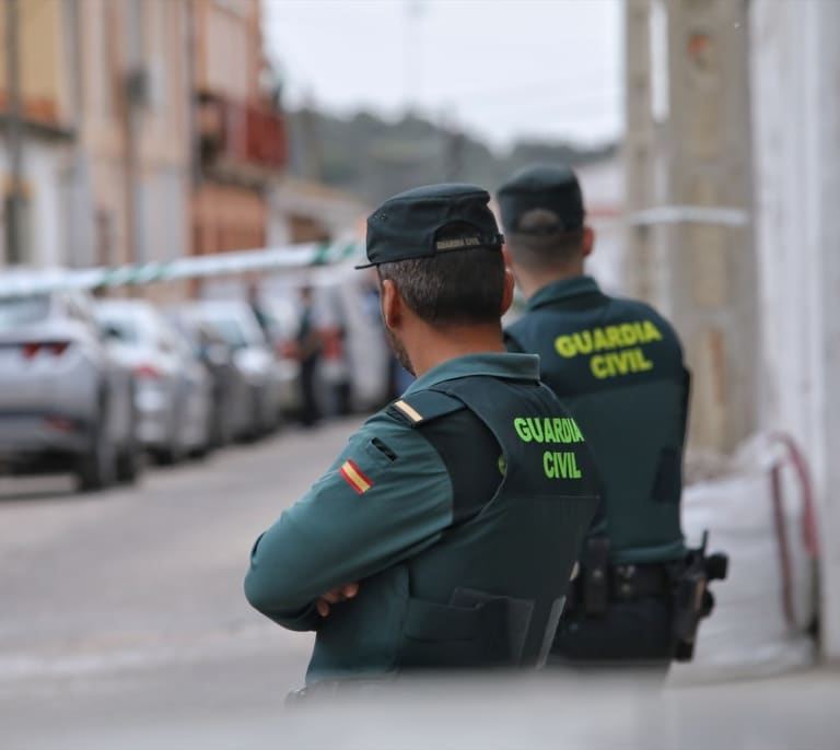 Hallan muertos a un guardia civil, su mujer y su hijo de 20 años en Dolores (Alicante)
