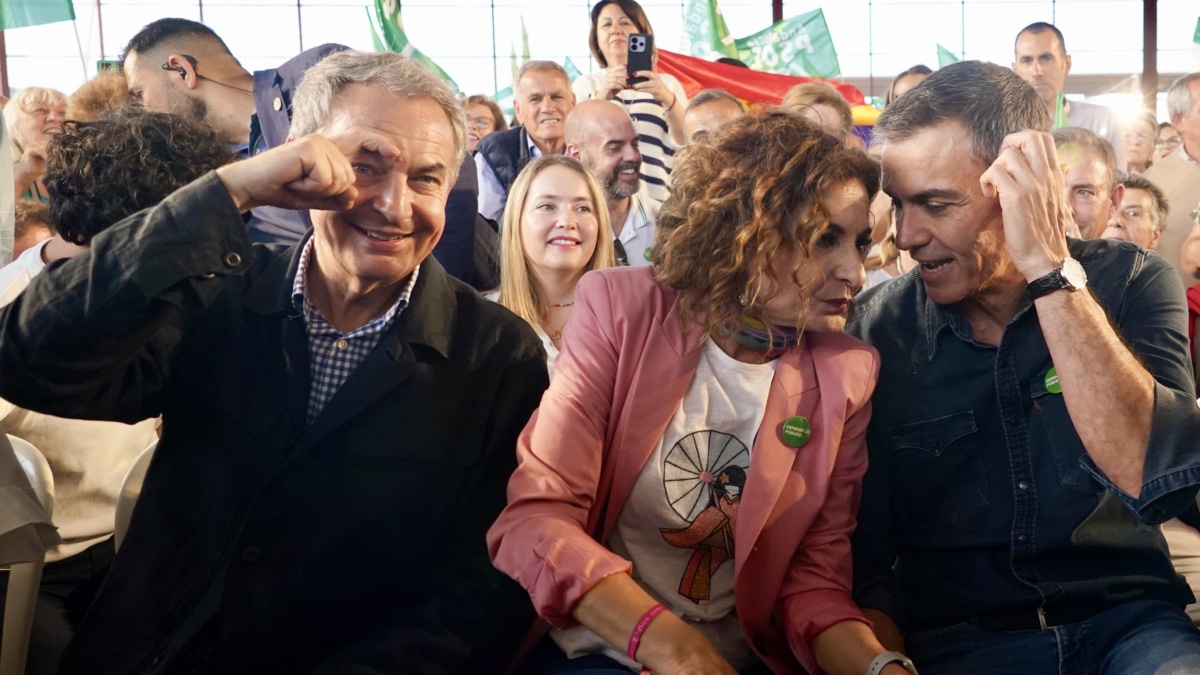 (Foto de ARCHIVO) La secretaria general del PSOE-A y candidata a la Presidencia de la Junta, María Jesús Montero, acompañada por el secretario general del PSOE y presidente del Gobierno, Pedro Sánchez (d) y el expresidente del Gobierno, José Luis Rodríguez Zapatero (i), participa en un acto de campaña en Cártama (Málaga). A 1 de mayo de 2026 en Cártama, Málaga (Andalucía, España). María Jesús Montero ha contado este viernes que es el primer día de campaña electoral en Andalucía de cara a los comicios del día 17, con el respaldo del secretario general del PSOE y presidente del Gobierno, Pedro Sánchez, y de quien ocupara esos mismos cargos en una etapa anterior José Luis Rodríguez Zapatero, que la han acompañado en un mitin en Cártama (Málaga). Álex Zea / Europa Press 01/5/2026