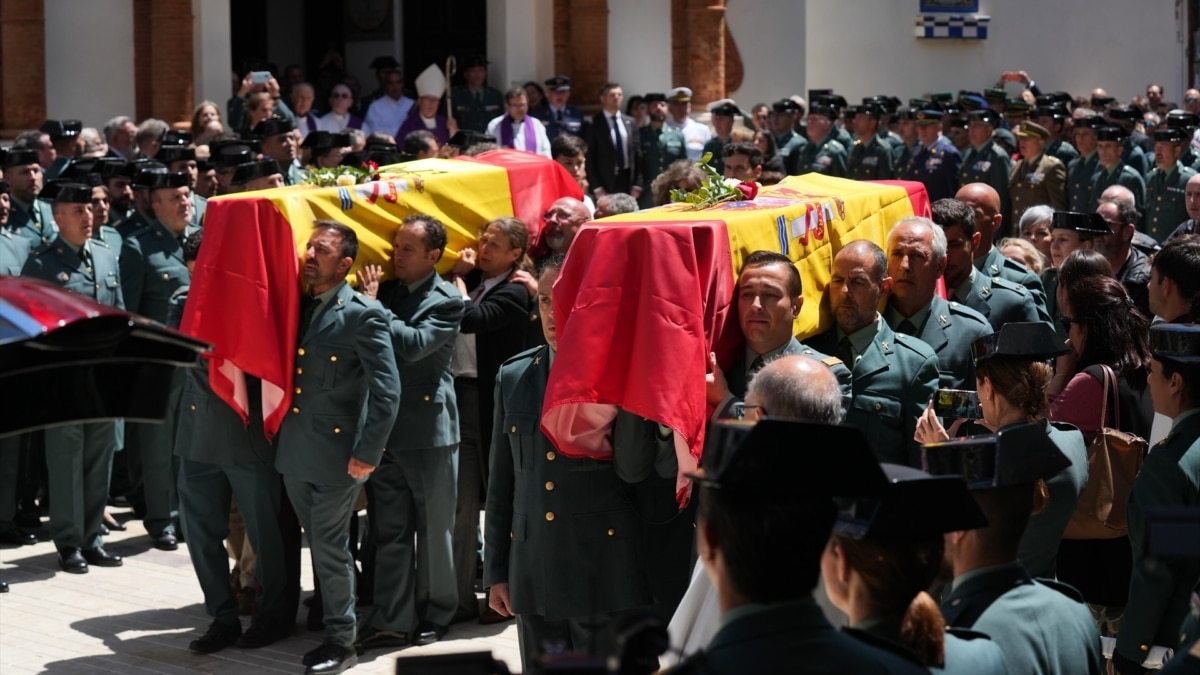 Los féretros de los dos agentes fallecidos en el funeral celebrado en la Parroquia de la Purísima Concepción de la capital onubense.