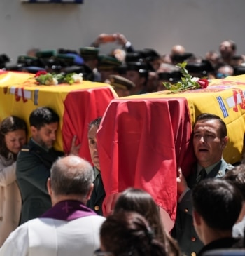 Guardias civiles cargan contra el PSOE ante la muerte de dos agentes [...]