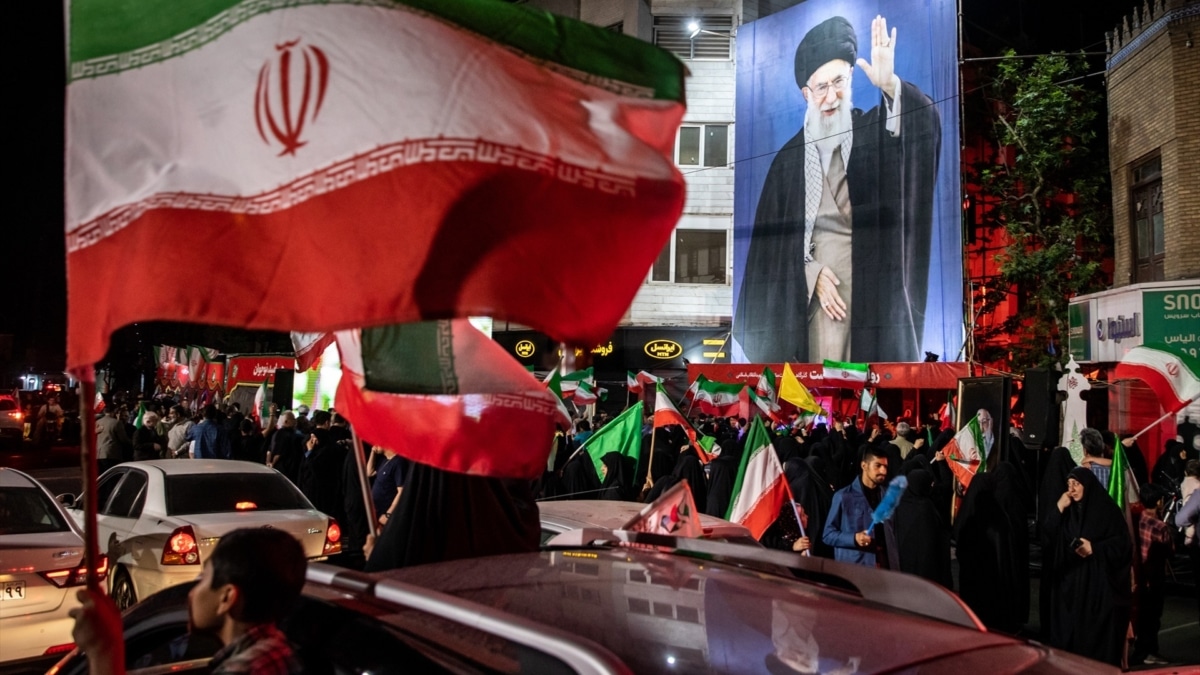 Una imagen del difunto líder iraní, el ayatolá Alí Jamenei