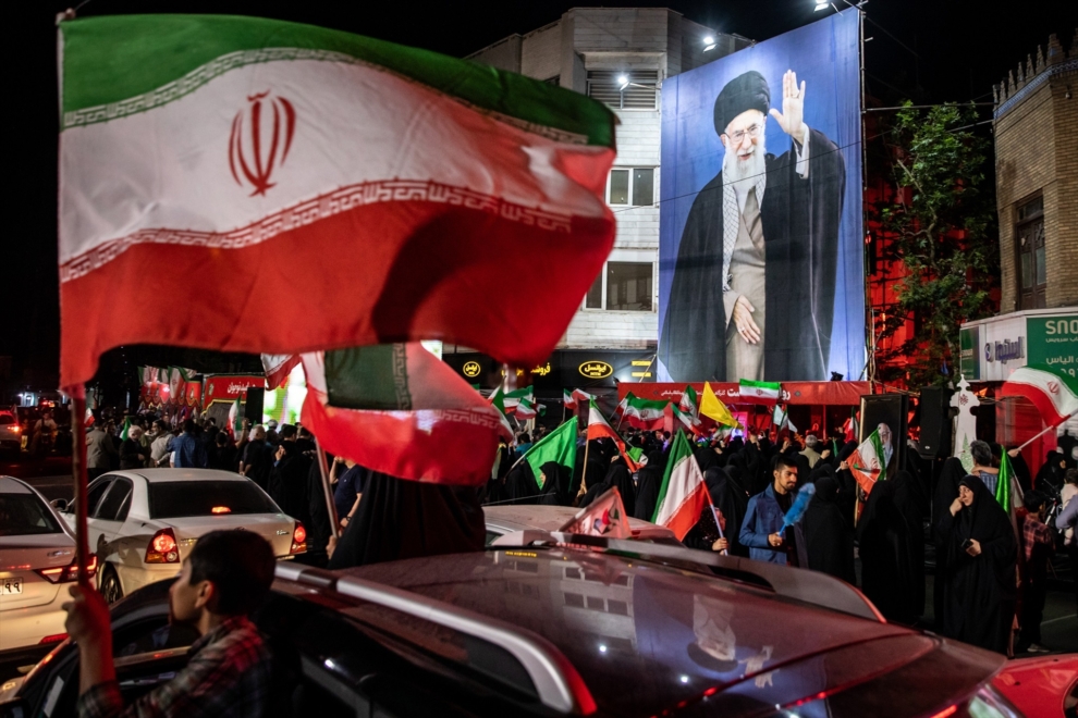 Una imagen del difunto líder iraní, el ayatolá Alí Jamenei, en las calles de Teherán