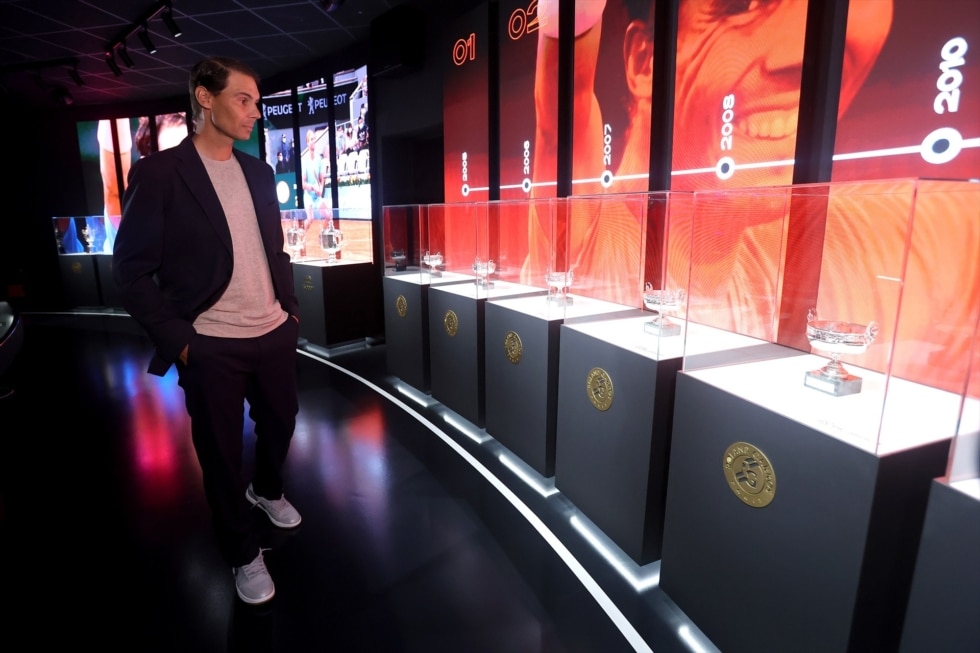 Rafa Nadal en otra de las salas de trofeos