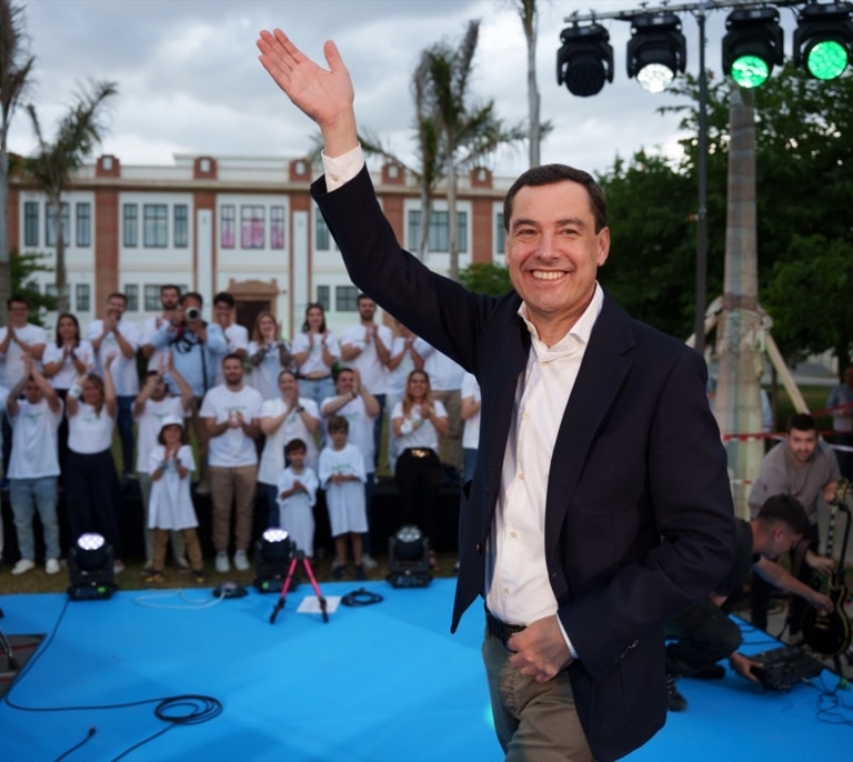 Moreno pide una victoria con "matrícula de honor" y Sánchez exige "coherencia" a sus votantes en el cierre de campaña de las andaluzas