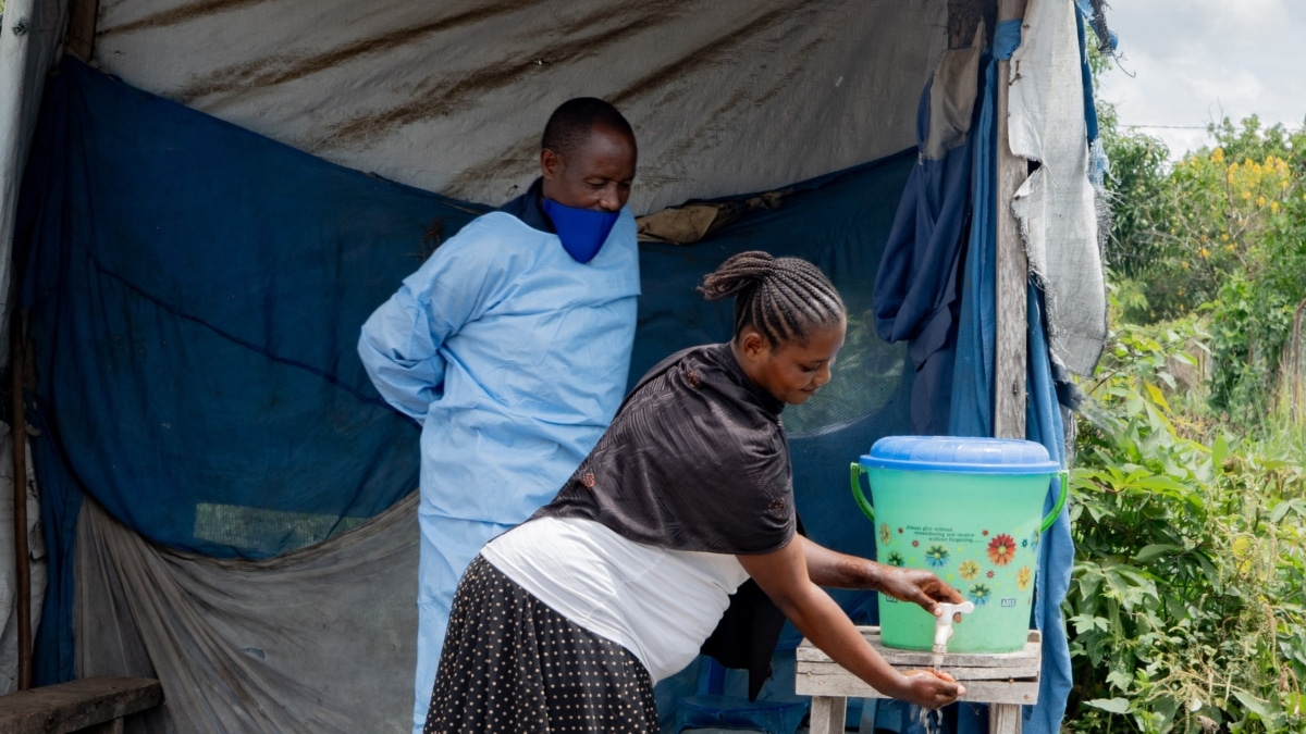 Un trabajador de la salud instruye a una residente sobre cómo lavarse las manos en el hospital general de referencia en Rwampara, en el este de la República Democrática del Congo, el 16 de mayo de 2026