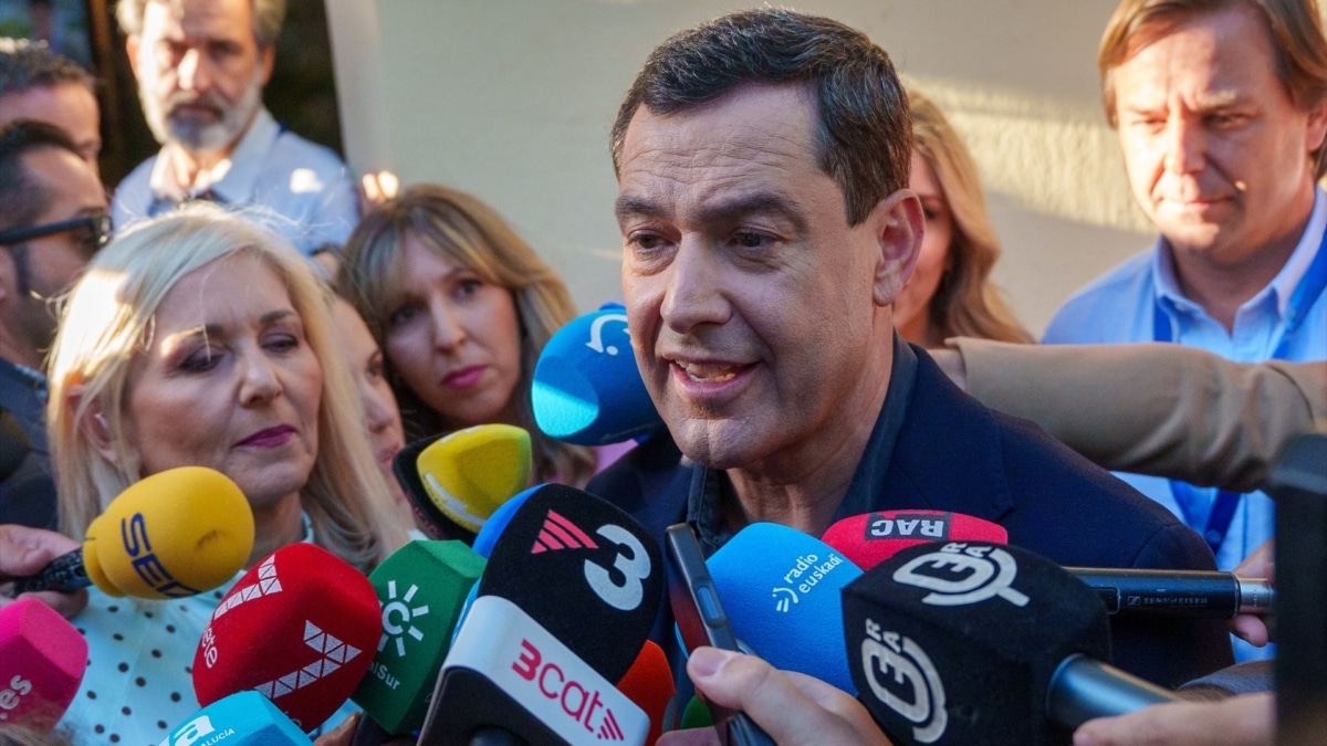 El candidato del PP andaluz a la reelección, Juanma Moreno, a su llegada a la sede del PP en Sevilla para seguir los resultados electorales.