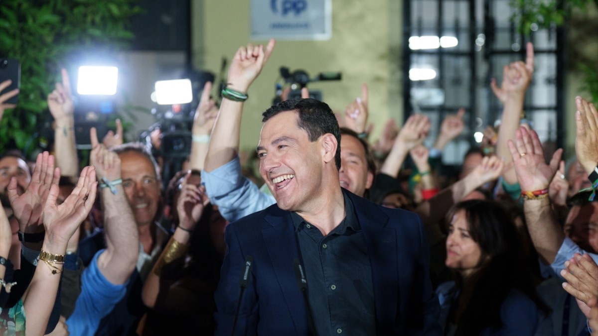 El candidato del PP andaluz a la reelección, Juanma Moreno, celebra los resultados electorales.