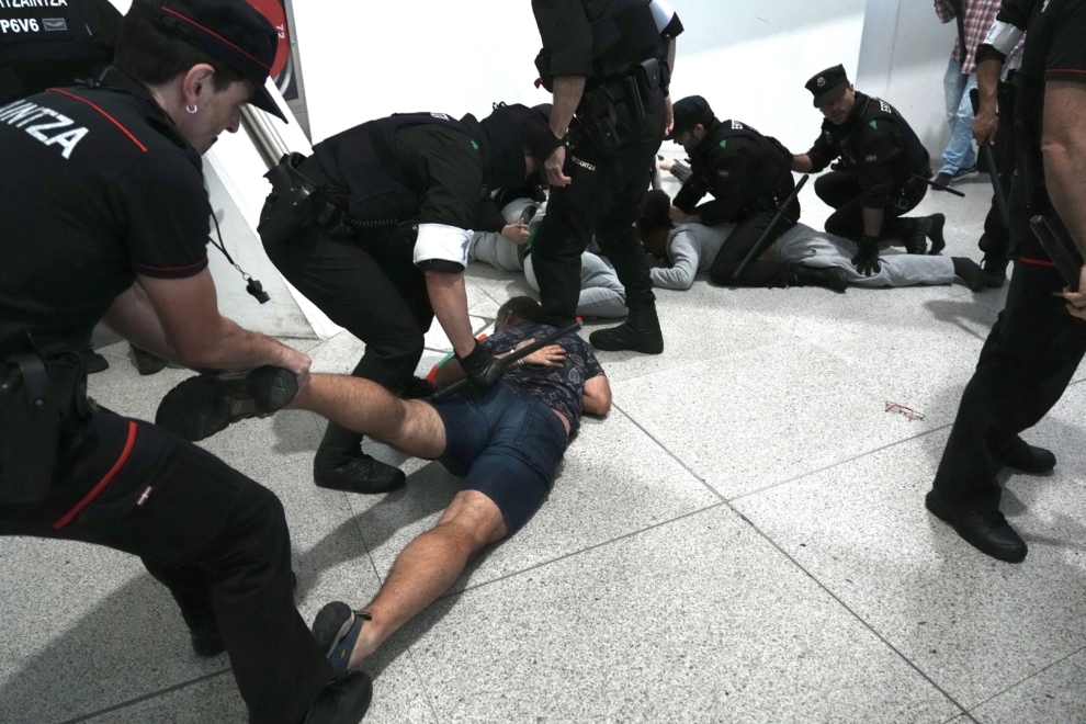Miembros de la Ertzaintza detienen a varios activistas en el aeropuerto de Bilbao, a 23 de mayo de 2026, en Bilbao.