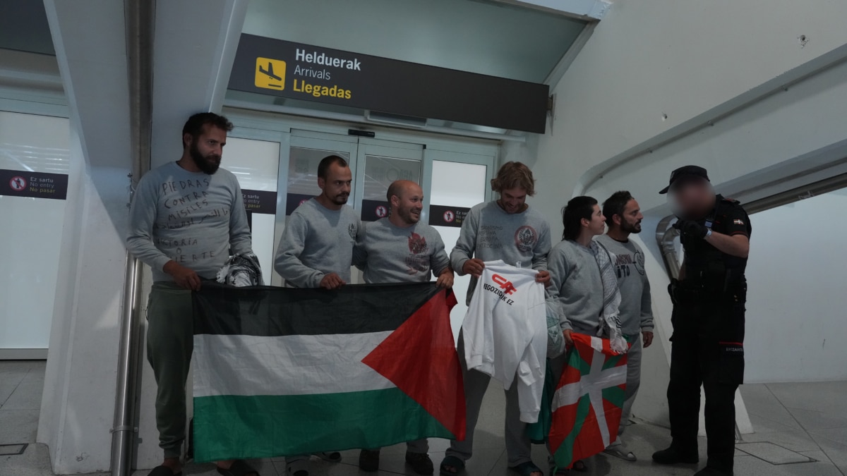 Miembros de la Ertzaintza detienen a varios activistas en el aeropuerto de Bilbao, a 23 de mayo de 2026, en Bilbao.