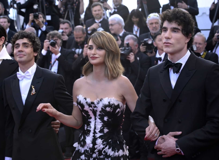 Los directores Javier Calvo (dcha.) y Javier Ambrossi (izqda.) y la actriz Penélope Cruz a su llegada a la entrega de premios en Cannes.