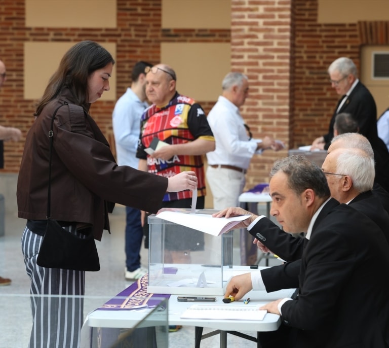 Referéndum en dos cofradías de León: las mujeres tendrán que seguir procesionando como "manolas"