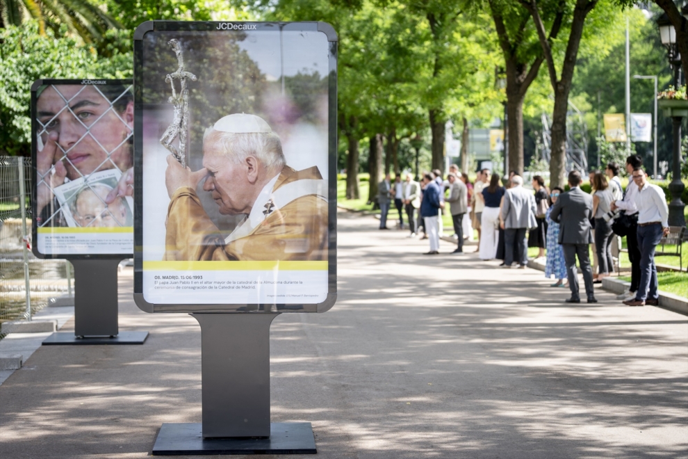 Muestra fotográfica dedicada a la visita de León XIV organizada por el Ayuntamiento de Madrid