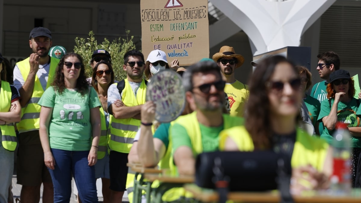 Manifestantes durante la celebración de una performance sorpresa relacionada con la huelga de profesores, a 29 de mayo de 2026, en Valencia