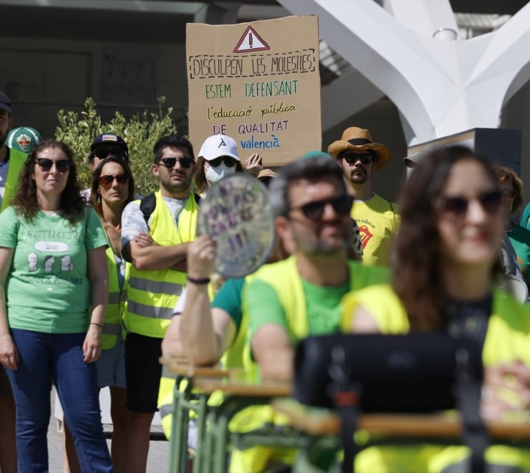El 80% de los docentes decide mantener la huelga indefinida en Valencia
