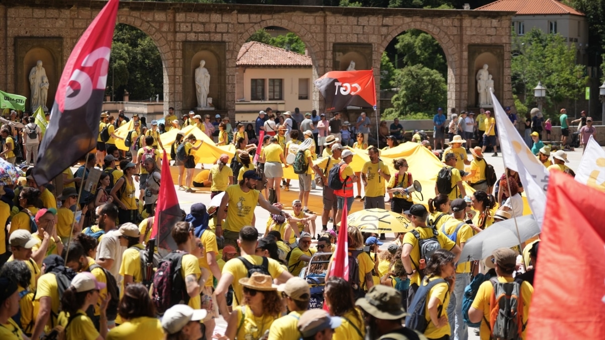 Docentes durante una concentración junto a la Abadía de Montserrat