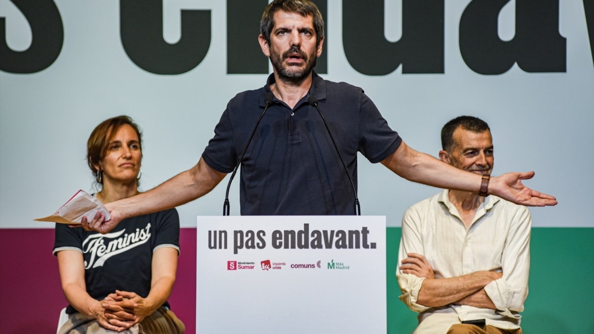 El ministro de Cultura, Ernest Urtasun (c), la ministra de Sanidad, Mónica García (i), el coordinador federal de IU Antonio Maíllo (d), durante un acto de los Comuns, Más Madrid, IU y Sumar, a 30 de mayo de 2026