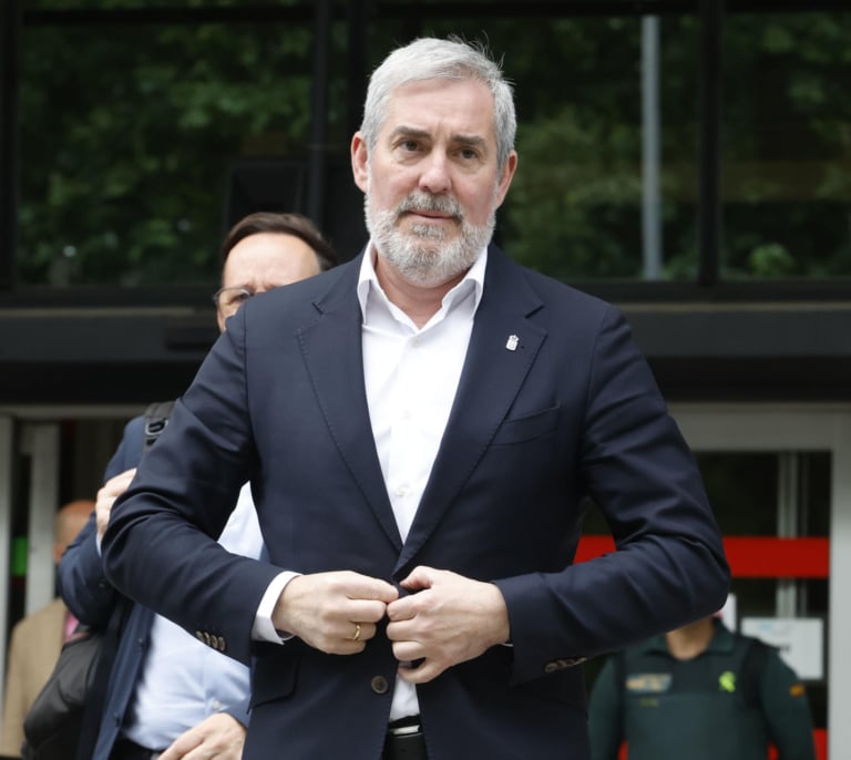 Sánchez y Clavijo acuerdan “seguir colaborando y coordinándose” para gestionar el crucero con brote de hantavirus