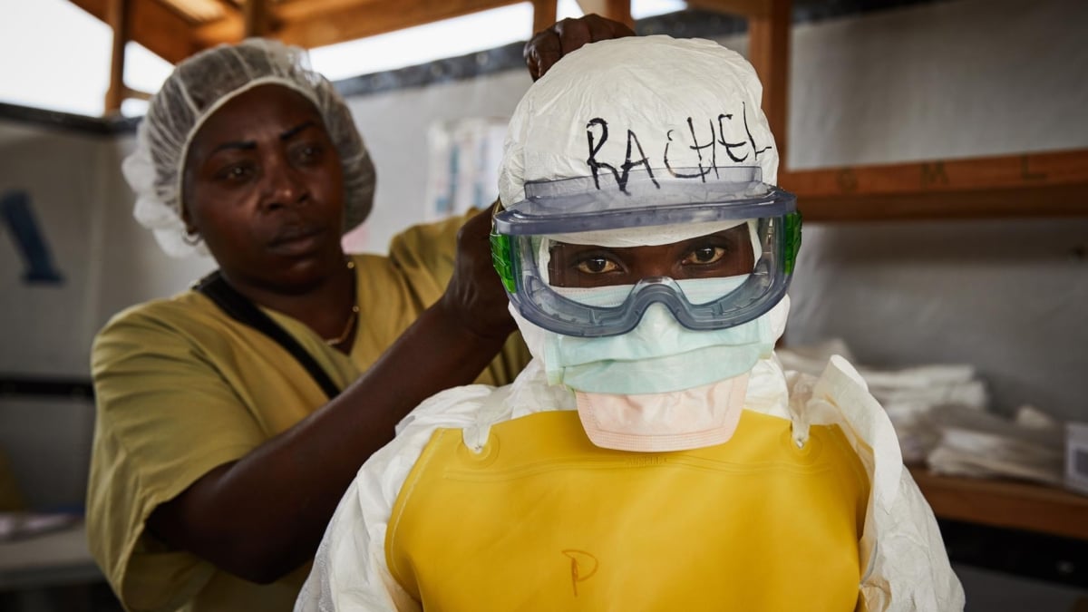 Dos sanitarias se preparan para atender pacientes en Congo.